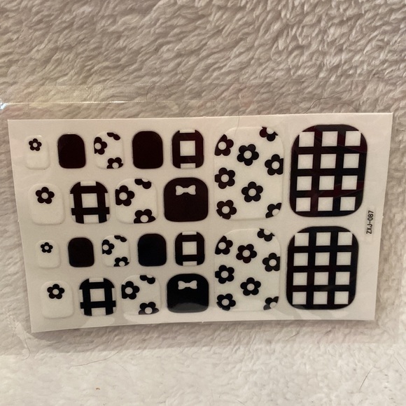🆕Toe Nail Wraps- Black and White Floral Design: 20 pieces - Picture 3 of 4